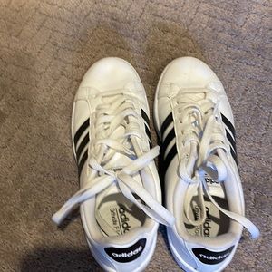 Size 9 white w/black adidas 🖤🤍